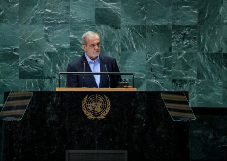 حمله کیهان به غربگرایان: حاضرند نشیمنگاه ترامپ را ببوسند!