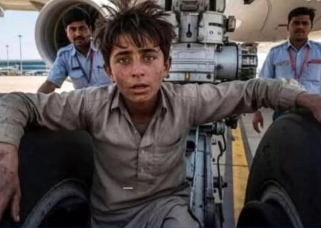 زنده‌ماندن ۹۴ دقیقه‌ای پسر افغان در چرخ هواپیما