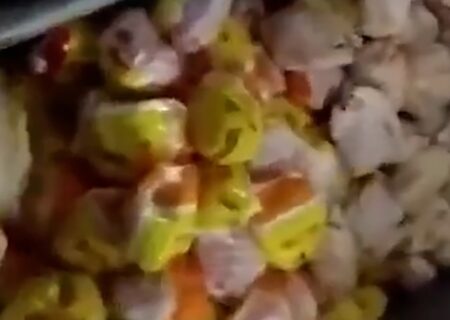 تصاویر بسته بندی مجدد مرغ تاریخ گذشته!