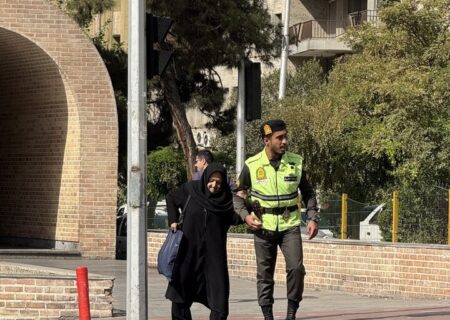 عکس: قابی جالب از کمک پلیس تهرانی به یک خانم مسن