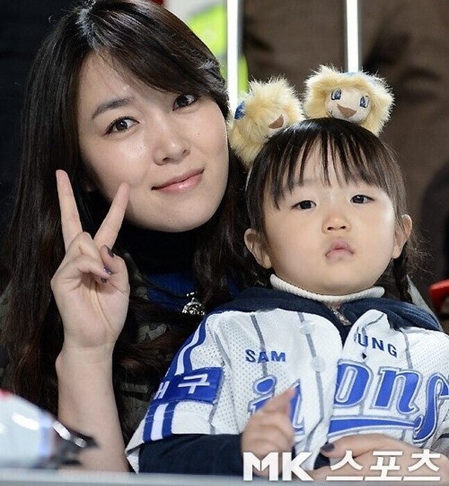 عکس دیده نشده «مودونگ، ندیمه بانو یوها» و دخترش