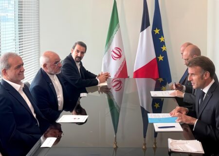 تاکید پزشکیان و مکرون بر حل موضوع هسته‌ای با گفتگو