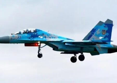 جنگنده سوخو، مجهز به موشک آمریکایی، در میدان نبرد