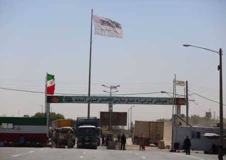 اختلال اینترنت در افغانستان؛ معطلی ۸۰۰ کامیون در مرز