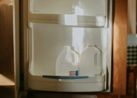 چطور قانون شیرِ فاسد به شما کمک می‌کند از شکایت کردن دست بردارید و ذهن‌تان را آزاد کنید؟