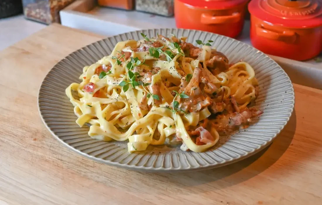 پاستا فتوچینی با بیکن فرانسوی و سس مخصوص