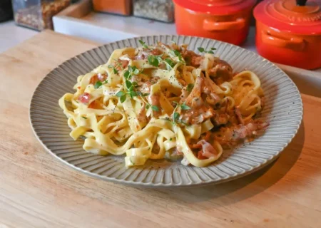 پاستا فتوچینی با بیکن فرانسوی و سس مخصوص