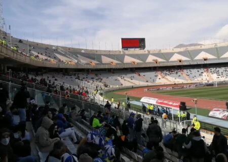 حال و هوای ورزشگاه المپیک تاشکند در آستانه شروع فینال کافا با تشویق هواداران ازبک (فیلم)