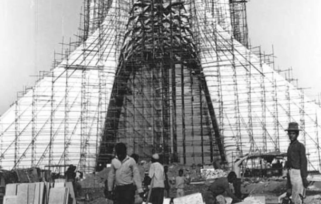 سفر به تهران قدیم؛ وقتی برج آزادی در حال ساخت بود!(عکس)