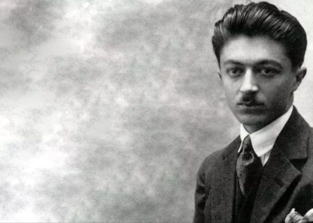 صادق هدایت به غیر از نویسندگی به چه هنر دیگری دلبستگی داشت؟