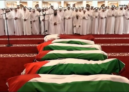 اقامه نماز میت بر شهدای حمله اسرائیل به دوحه با حضور امیر قطر (فیلم)