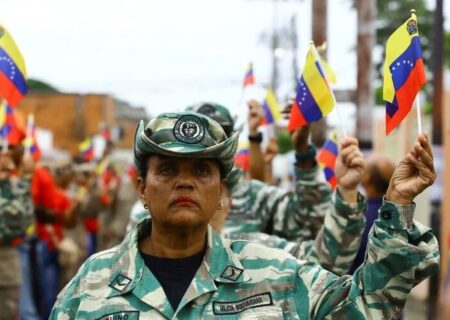 رئیس جمهور ونزوئلا: ارتش در جبهه های نبرد سراسر کشور مستقر می شوند