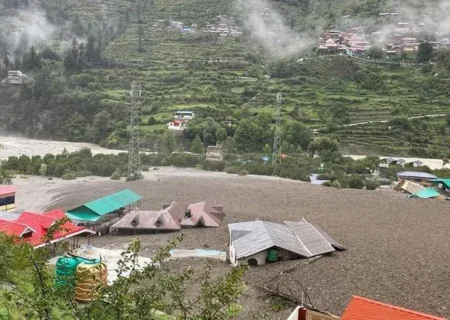 ۴ کشته و ۳ مفقود درپی رانش زمین در هند (فیلم)