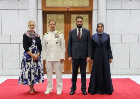 دیدار همسران جولانی و فرمانده سنتکام در دمشق(عکس)