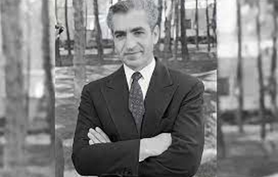 محمدرضا پهلوی در کلاس درس (عکس)