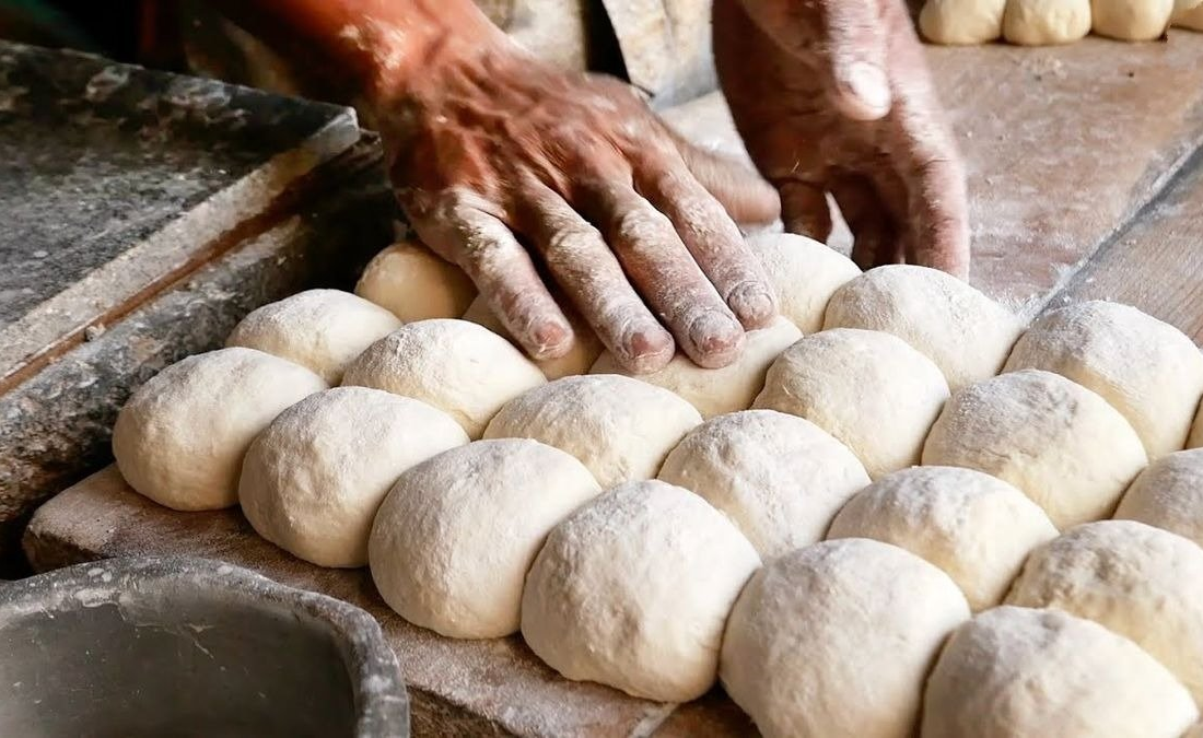 پخت نان‌های محلی کشمیر در تنورهای سنتی خیابانی (فیلم)