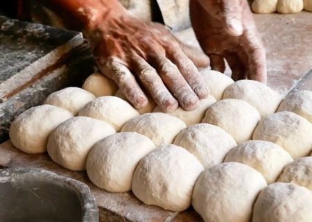 پخت نان‌های محلی کشمیر در تنورهای سنتی خیابانی (فیلم)