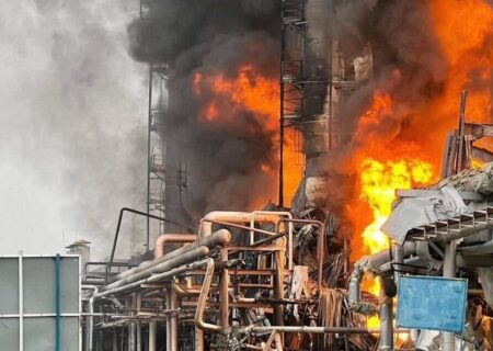 آتش‌سوزی در پالایشگاه نفت روسیه پس از حمله پهپادی (فیلم)