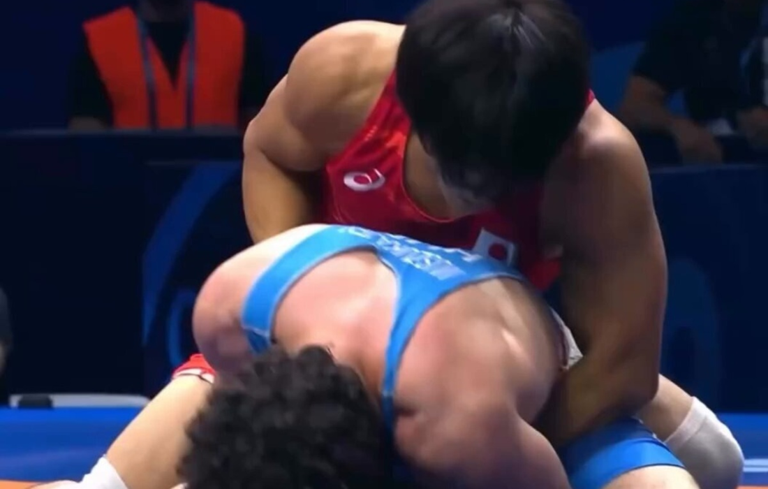 مشتهای متوالی قهرمان جهان بر صورت کشتیگیر ژاپنی (فیلم)