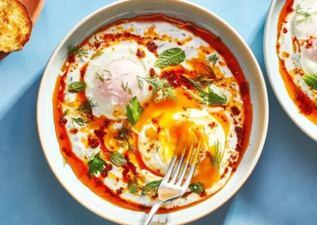 طرز تهیه نیمرو ترکی همراه سس ماست ویژه