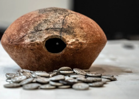 کوزۀ سکّه‌های 2300 سالۀ اسکندرنشان در بیابان‌های امارات پیدا شد