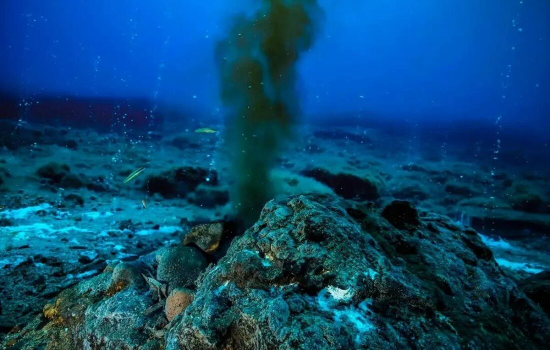 چرا بیشتر آتشفشانهای زمین در کف اقیانوسها هستند؟