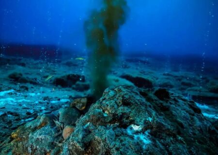 چرا بیشتر آتشفشان‌های زمین در کف اقیانوس‌ها هستند؟