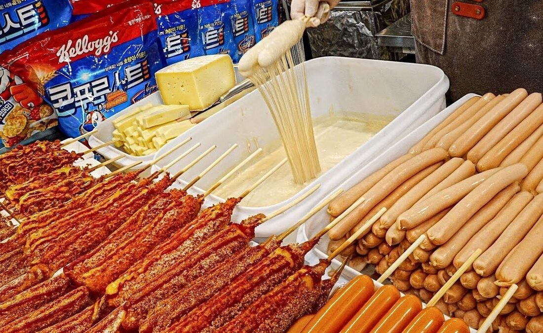 غذای خیابانی؛ پخت هات داگ سوخاری با پنیر در سئول (فیلم)