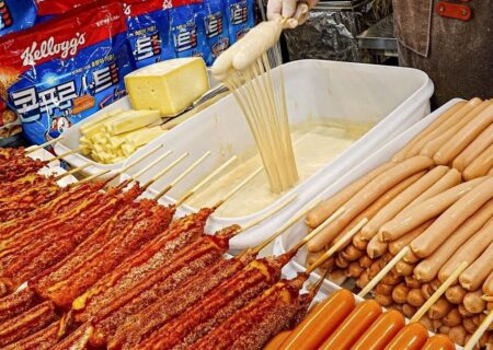 غذای خیابانی؛ پخت هات داگ سوخاری با پنیر در سئول (فیلم)