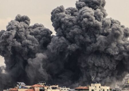 لحظه هدف قرار گرفتن برج مهنا در غزه توسط صهیونیست‌ها (فیلم)