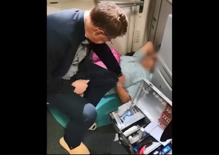 وزیر بهداشت روسیه جان مسافر را در پرواز نجات داد (فیلم)