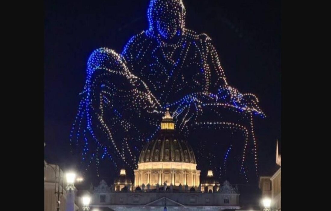 نمایش ۳ هزار پهپاد در آسمان واتیکان با تصویر مریم مقدس و پاپ فرانسیس (فیلم)