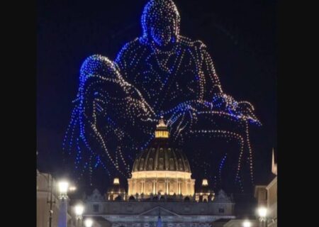 نمایش ۳ هزار پهپاد در آسمان واتیکان با تصویر مریم مقدس و پاپ فرانسیس (فیلم)