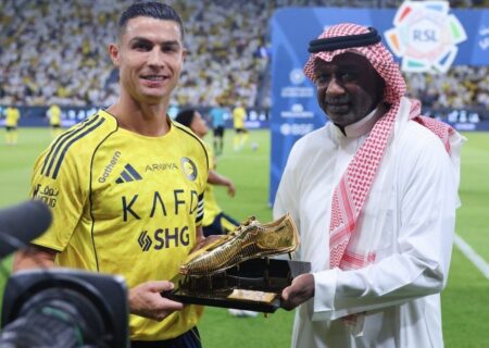 رونالدو دومین کفش طلای خود در لیگ حرفه‌ای عربستان را دریافت کرد (فیلم)