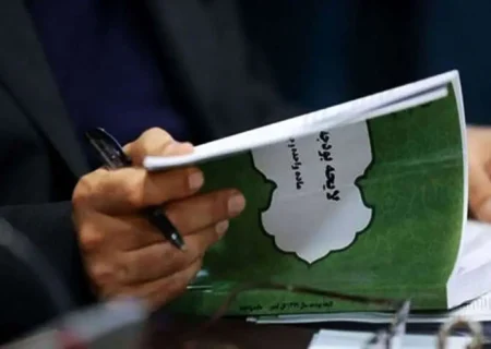 روزنامه جمهوری اسلامی: آقای رئیس ‌جمهور! بودجه دستگاه های آویزان را قطع کنید؛ نشان دهید دولت قدرتمند است