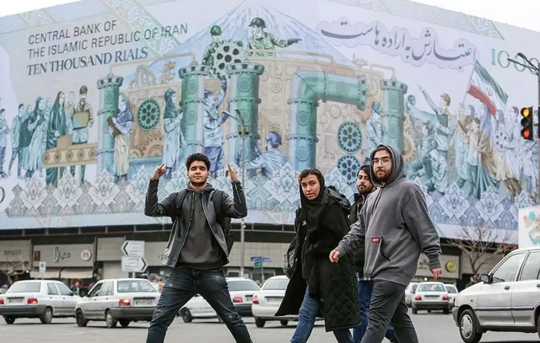 ظهور «بی یقه»ها/ نسل زد؛ تیشرت پوش هایی که قواعد کار را عوض کردند