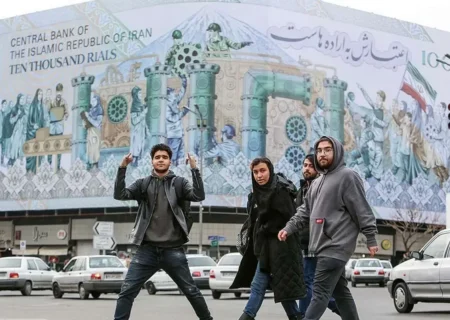 ظهور «بی یقه»‌ها/ نسل زد؛ تیشرت پوش هایی که قواعد کار را عوض کردند