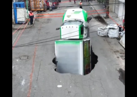 چاله بزرگ خیابان کامیون حمل نوشابه را بلعید (فیلم)