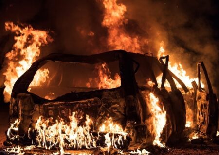 تصادف مرگبار در جنوب فارس؛ راننده نیسان در آتش سوخت (فیلم)