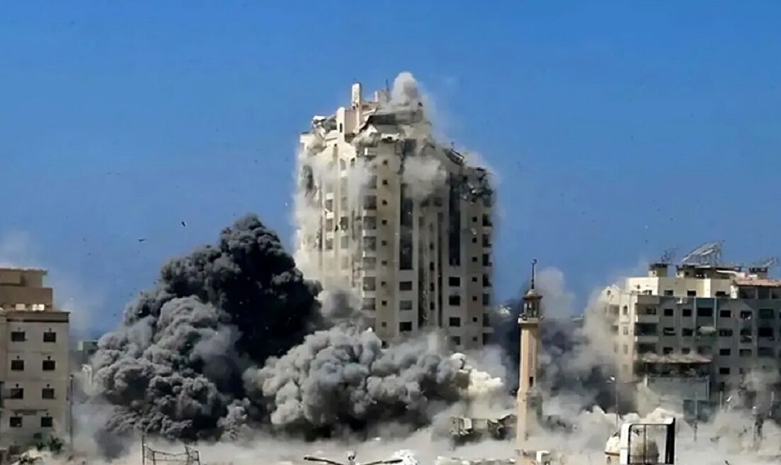 لحظه حمله موشکی اسرائیل به برج الغفری (فیلم)