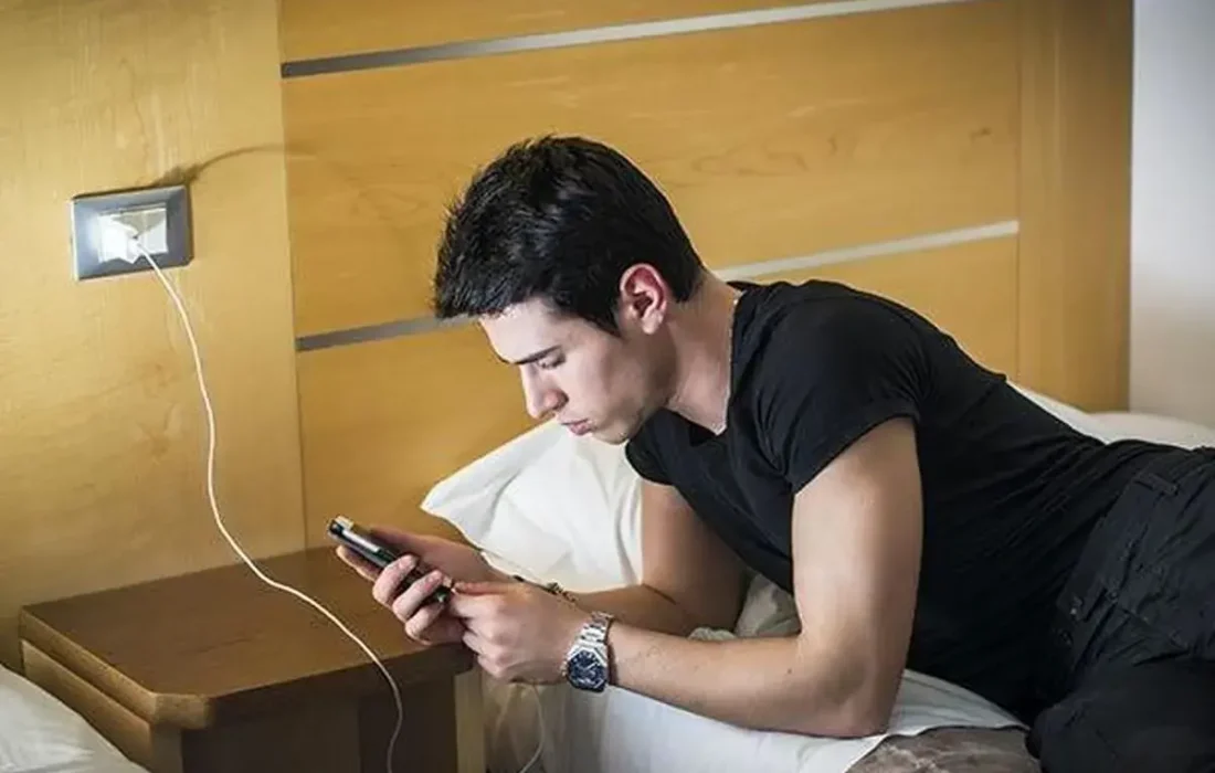 عواقب استفاده از موبایل در حین شارژ برای سلامت شما (فیلم)