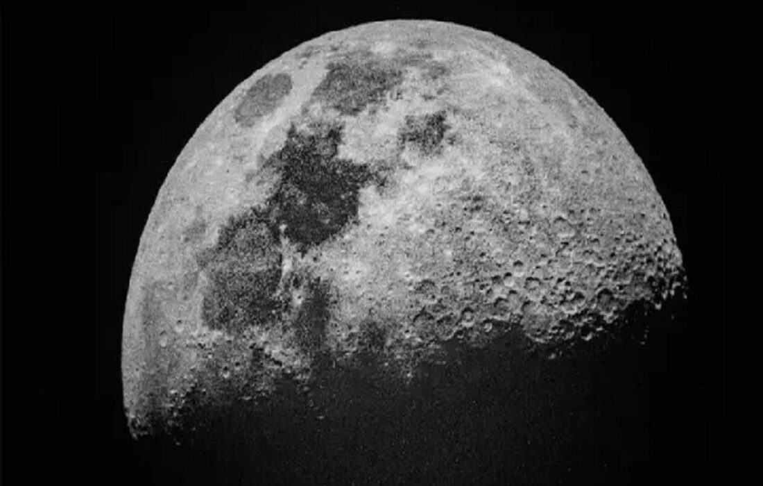 ماه یک قمر زنده است!