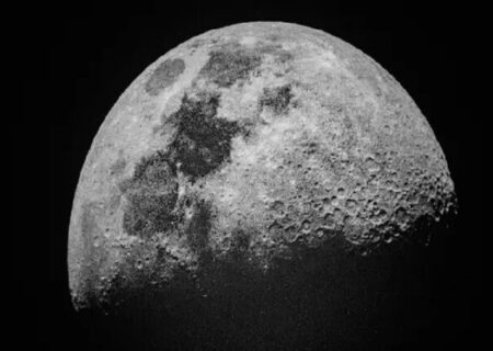 ماه یک قمر زنده است!