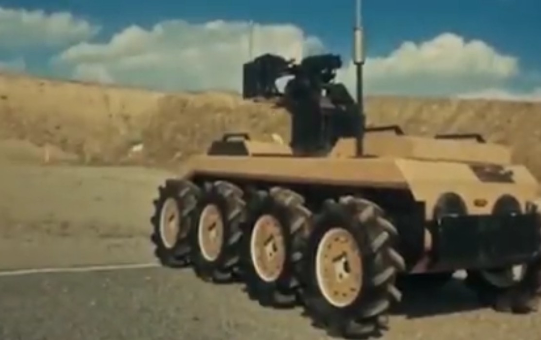 رونمایی نیروی زمینی ارتش از ربات پیشرفته نظامی آریا (فیلم)