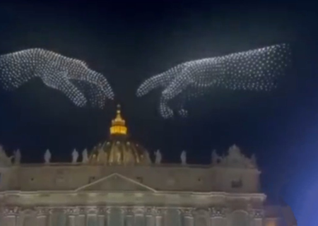 نمایش خیره‌کننده ۳۰۰۰ پهپاد با تصاویر مریم مقدس و پاپ فرانسیس (فیلم)