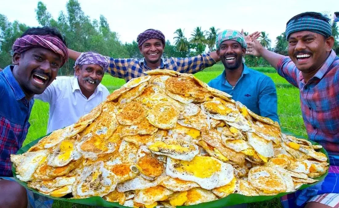 طرز پخت نیمروی غول پیکر با 1000 تخم مرغ در طبیعت (فیلم)