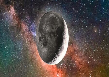 ماه در حال فرار کردن از زمین است