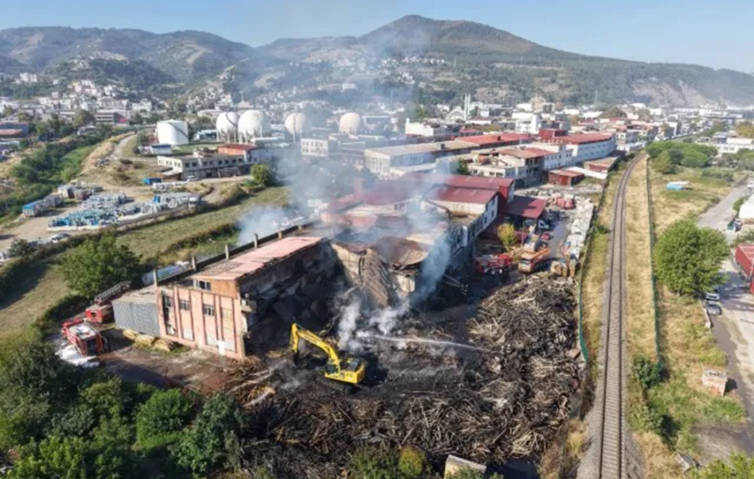 وقوع آتشسوزی مهیب در کارخانه چوببری اوزتورک ترکیه (فیلم)