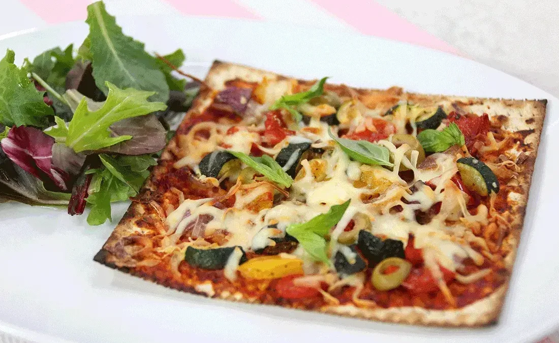 دستور پخت پیتزای سریع و خوشمزه با نان لواش (فیلم)