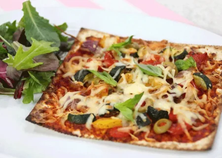 دستور پخت پیتزای سریع و خوشمزه با نان لواش (فیلم)